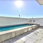 Modern Luxe Getaway For 2 With Stunning Cape Town Views, Fast Wifi, Queen Bed, Voice Control, Chic & Stylish Comfort