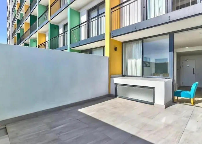 Modern Luxe Getaway For 2 With Stunning Cape Town Views, Fast Wifi, Queen Bed, Voice Control, Chic & Stylish Comfort
