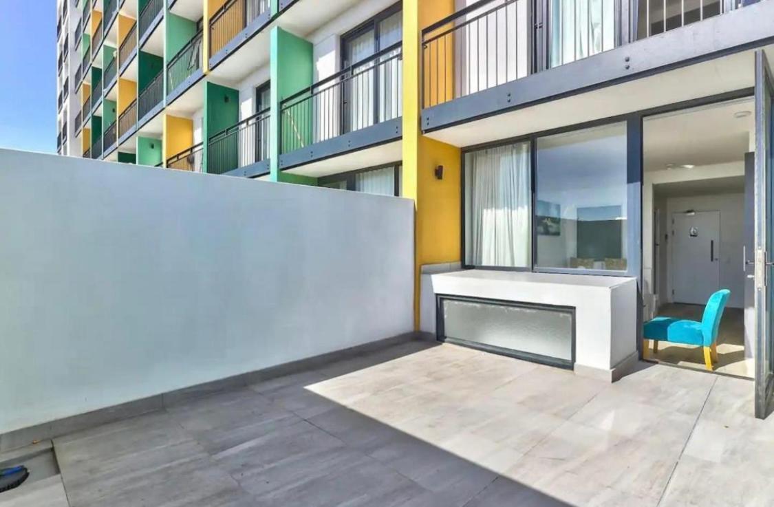 Modern Luxe Getaway For 2 With Stunning Views, Fast Wifi, Queen Bed, Voice Control, Chic & Stylish Comfort Apartment