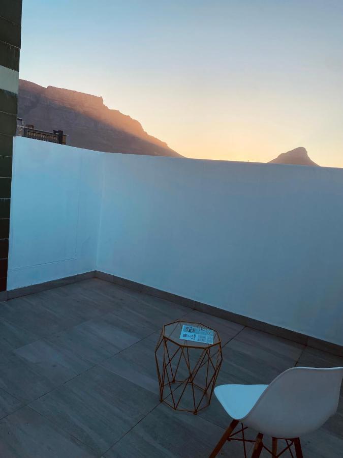 Apartment Modern Luxe Getaway For 2 With Stunning Views, Fast Wifi, Queen Bed, Voice Control, Chic & Stylish Comfort Kapstadt