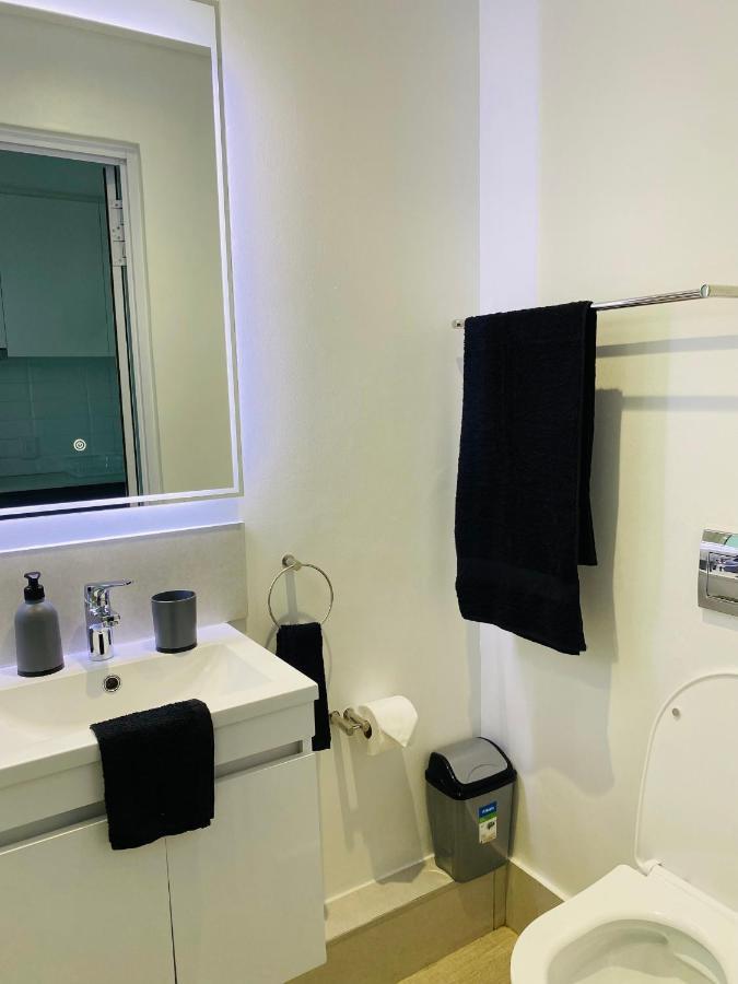 Modern Luxe Getaway For 2 With Stunning Views, Fast Wifi, Queen Bed, Voice Control, Chic & Stylish Comfort