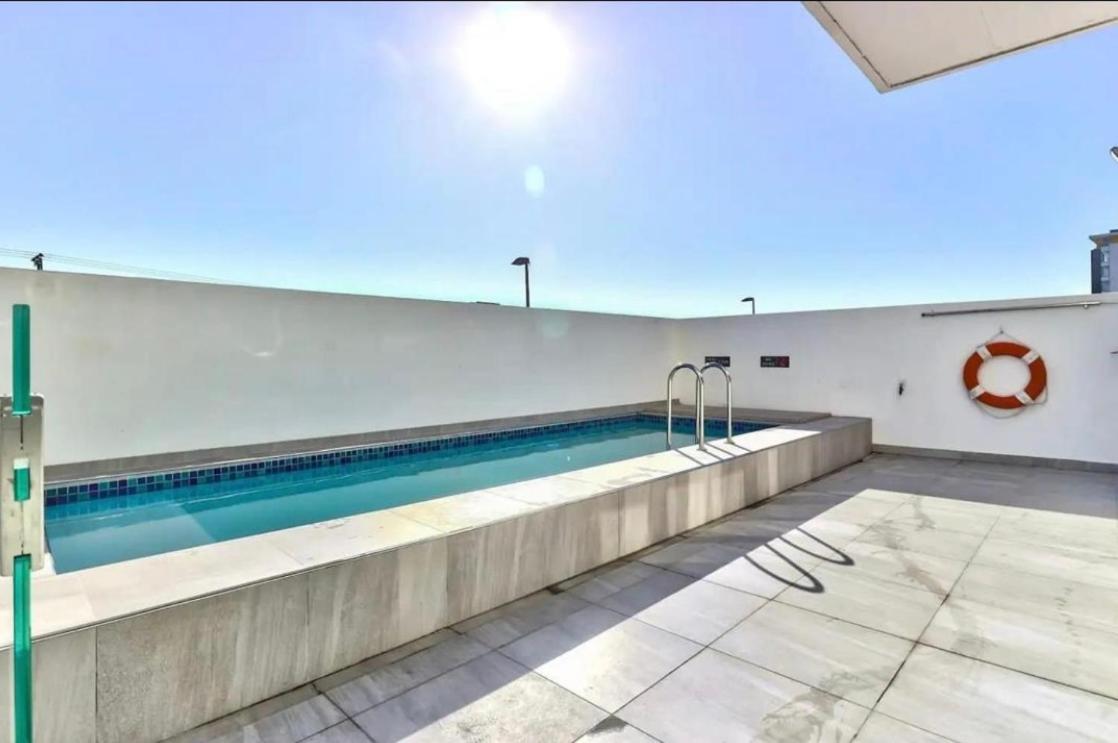 Apartment Modern Luxe Getaway For 2 With Stunning Views, Fast Wifi, Queen Bed, Voice Control, Chic & Stylish Comfort