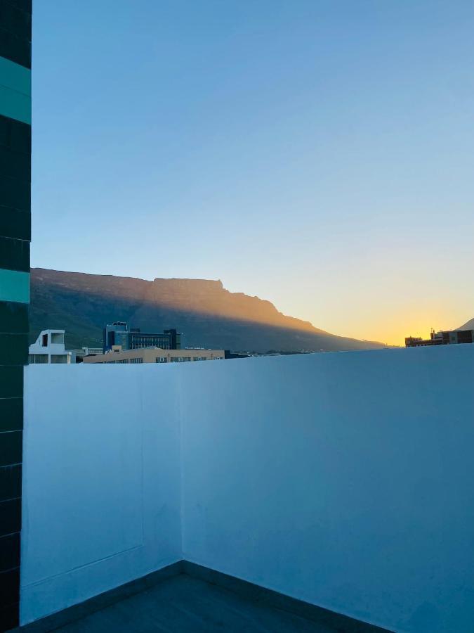 Modern Luxe Getaway For 2 With Stunning Views, Fast Wifi, Queen Bed, Voice Control, Chic & Stylish Comfort Apartment Kapstadt